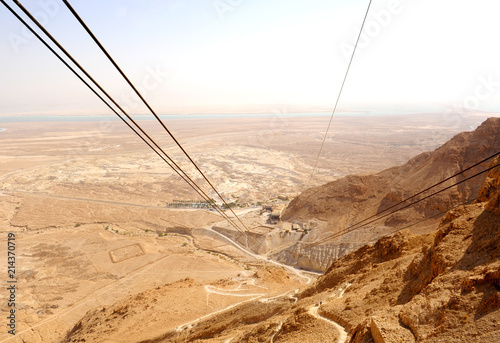 Gondelbahn zur Feste Masada, unten erkennbar die Talstation, unten Schlangenpfad, links römisches Feldlager, Nationalpark Masada, Judäa, Totes Meer, Israel, Naher Osten, Vorderasien