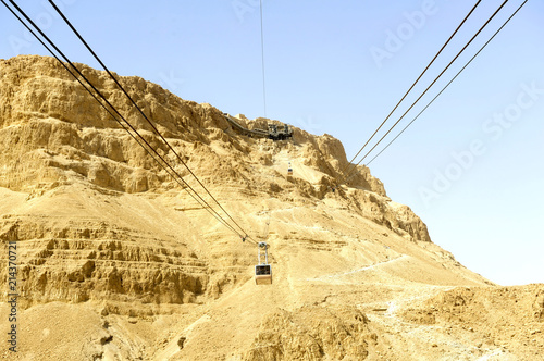 Gondelbahn, oben erkennbar die Bergstation, rechts neben der Gondel der Schlangenpfad, Nationalpark Masada, Judäa, Totes Meer, Israel, Naher Osten, Vorderasien photo