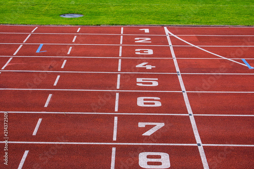 Laufbahn eins bis acht  auf dem Sportplatz, Leichtathletik
