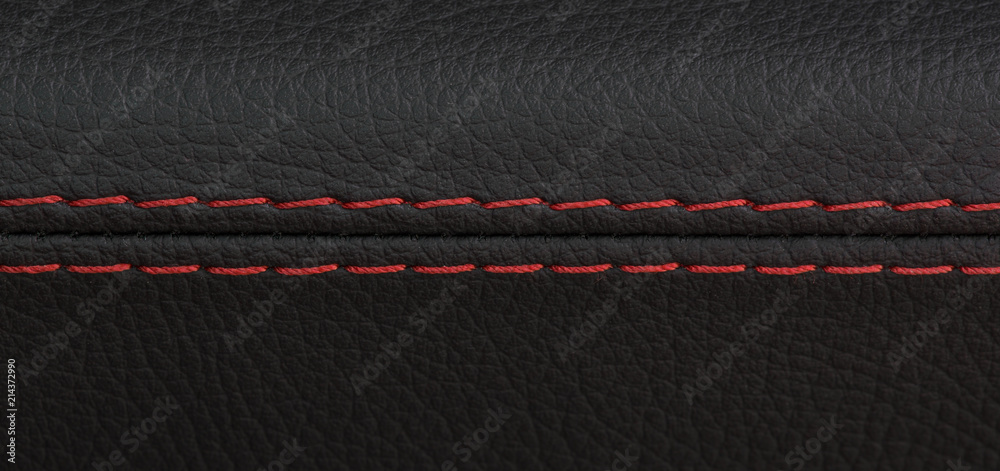 Fototapeta premium strzał zbliżenie czarny skórzany fotelik samochodowy z czerwonym ściegiem, luksusowy samochód sportowy