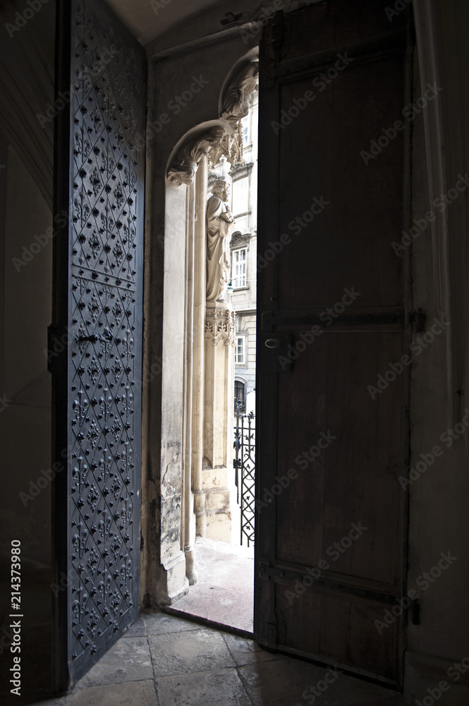 Fototapeta premium Eingangstür, Katholische Kirche Maria am Gestade Wien, Österreich