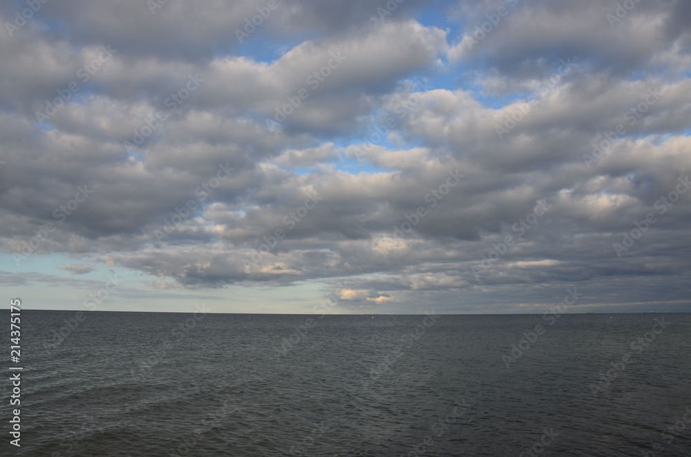 Wolken lichten sich über dem Meer - Ostsee