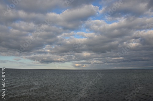 Wolken lichten sich über dem Meer - Ostsee photo