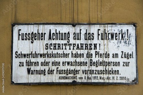 historisches Hinweisschild in Wien