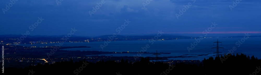 Blaue Stunde mit Sicht über den See