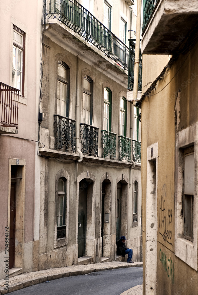 Alter Mann sitzt allein auf einem Fenstersims im Stadtteil Mouraria, Lissabon; Lisboa; Portugal