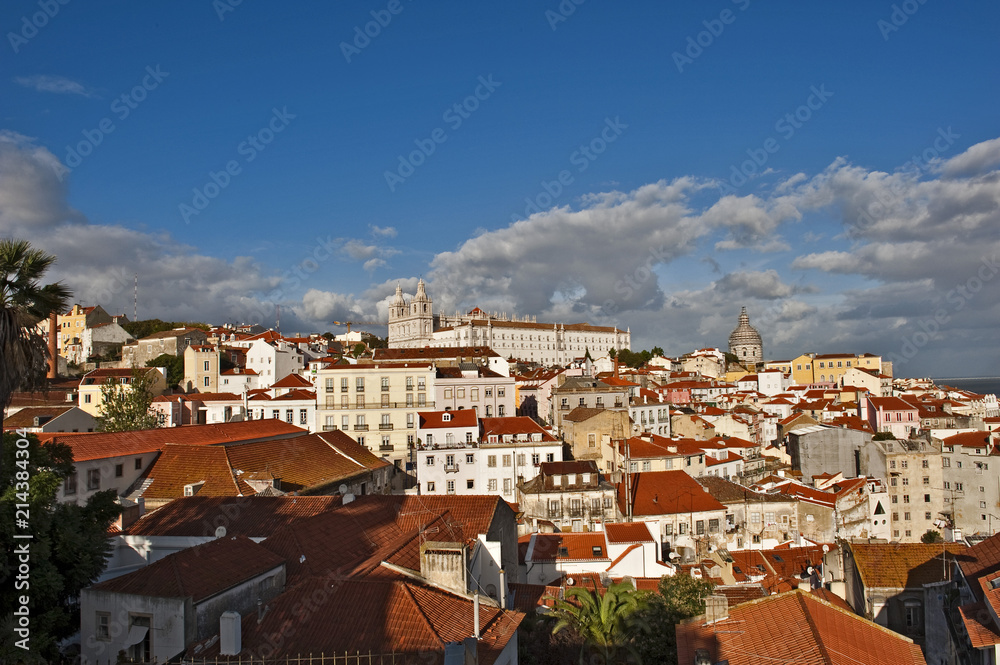 Blick vom Miradouro Santa Luzia auf die Kirche Igreja Sao Vicente de Fora im Stadtteil Alfama, Lissabon; Lisboa; Portugal