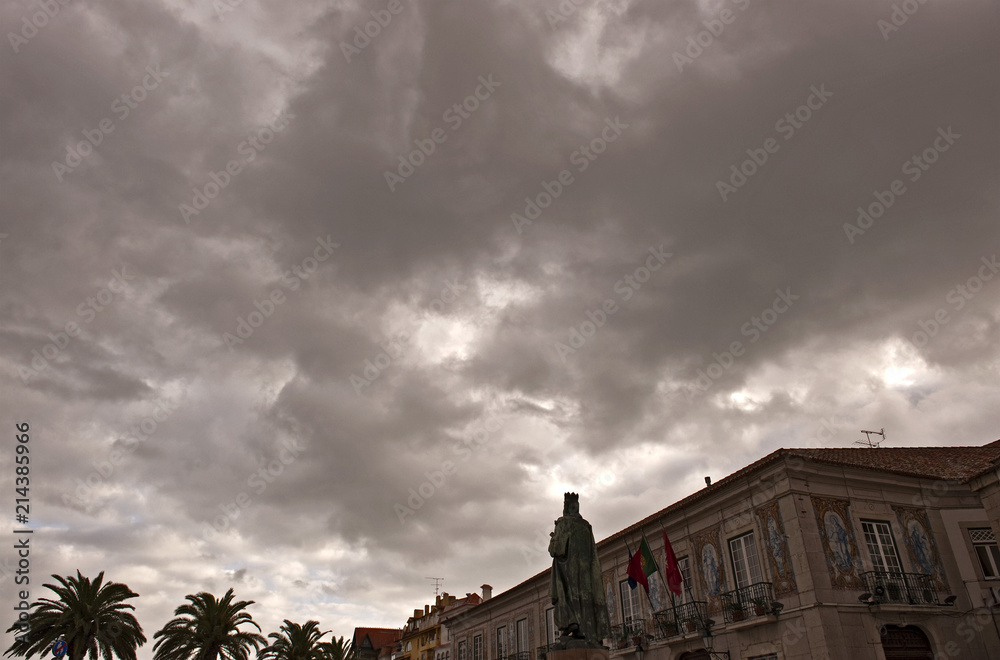 Staue von König Pedro I. auf dem Rathausvorplatz, Praca 5 de Outubro, Bezirk Cascais, Bezirk Lissabon; Lisboa; Portugal