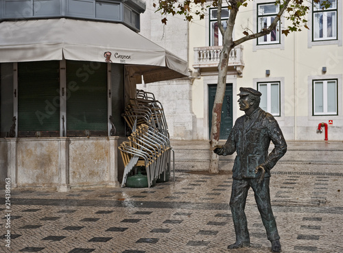 Bronze-Denkmal eines Losverkäufers (cauteleiro) und historischer Kiosk auf dem Platz Largo Trinidade Coelho im Stadtteil Bairro Alto / Chiado, Lissabon; Lisboa; Portugal photo