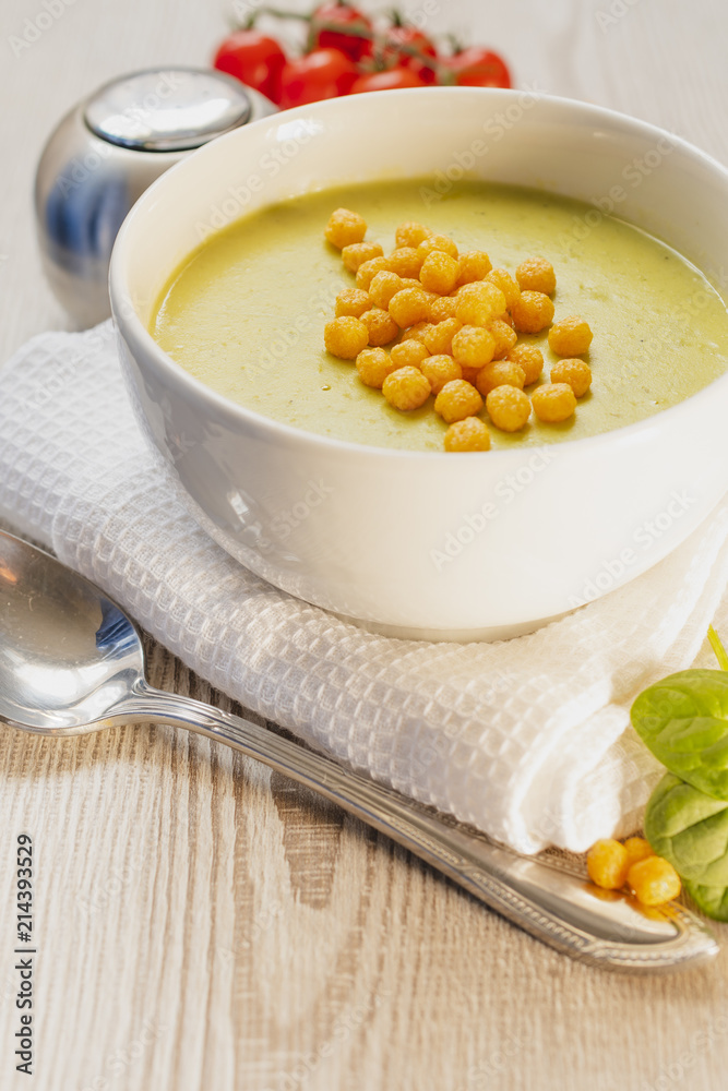 Spinach soup with croutons