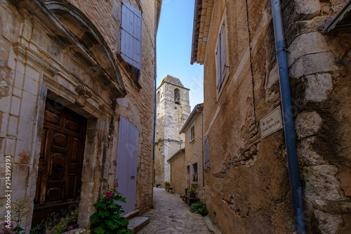 Rue dans le village de Simiane-la-Rotonde  Provence  France.
