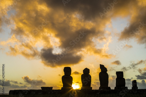 Ahu Vai Uri the most famous sunset at Easter Island. We don´t have to mistake it with Ahu Tahai that is the neighbour alone Moai. It is impressive the mystic of this place.