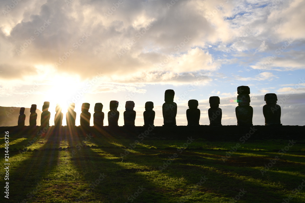 モアイ　イースター島　アフ・トンガリキ　朝日　Afu Tongariki　Rapa Nui　Isla de Pascua　Easter island