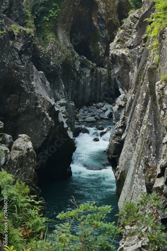 清流が流れる高千穂峡の風景