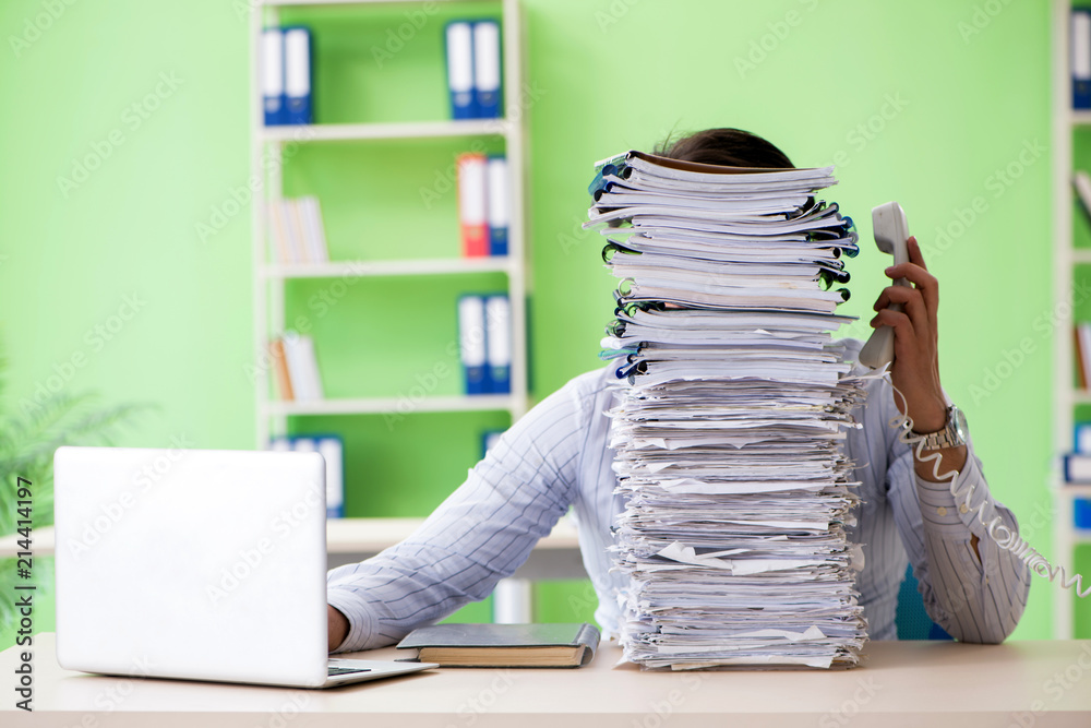 Fotografía Businessman having problems with paperwork and workload