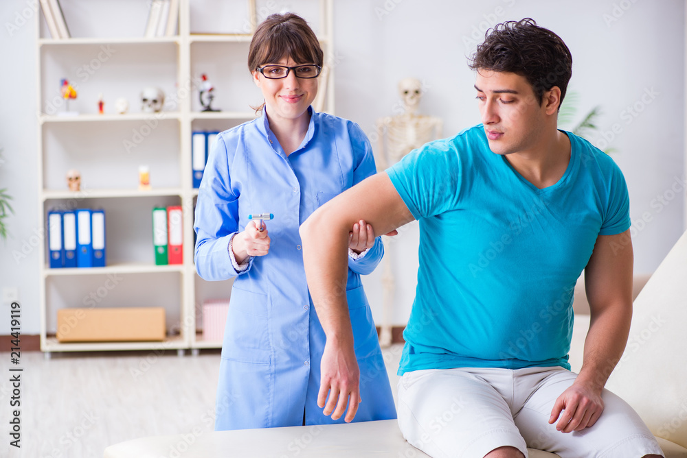 Obraz premium Doctor checking nerve reflexes with hammer