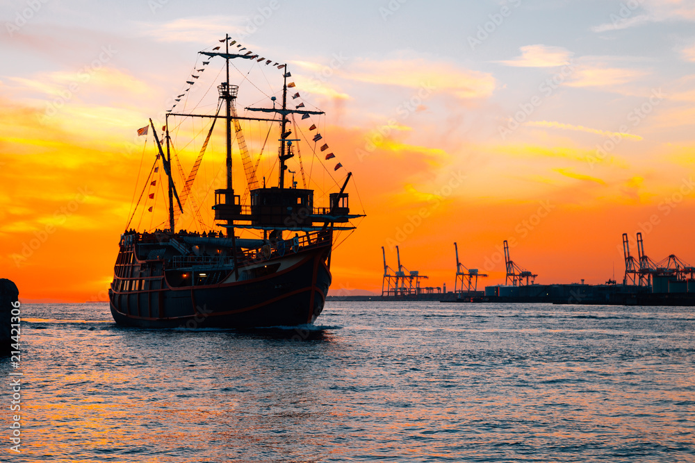 Obraz premium Cruise ship and dramatic sunset at Osaka port in Japan