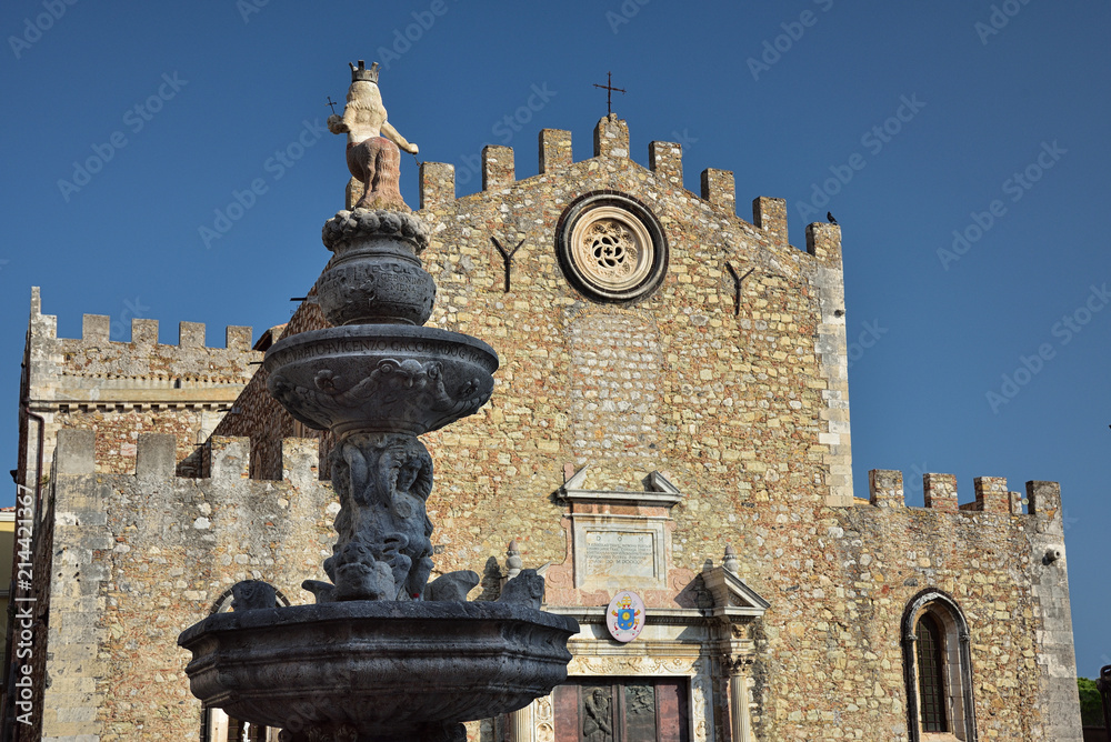 Fototapeta premium Dom San Nicolò und Brunnen | Taormina