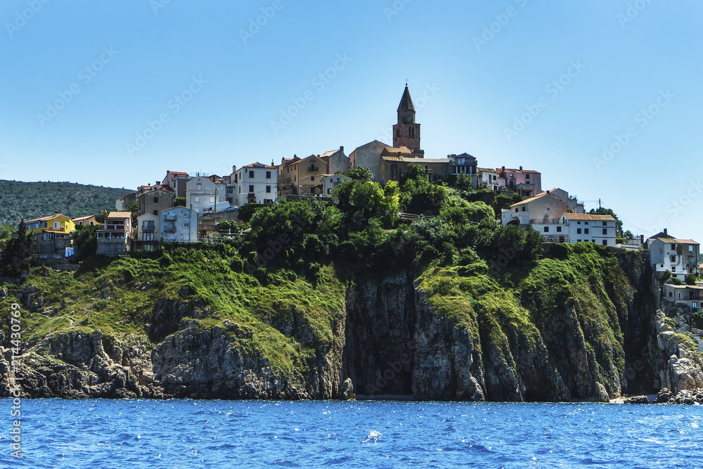 Small fishing town (950 inhabitants), spread stepwise on a limestone slope above the sea.