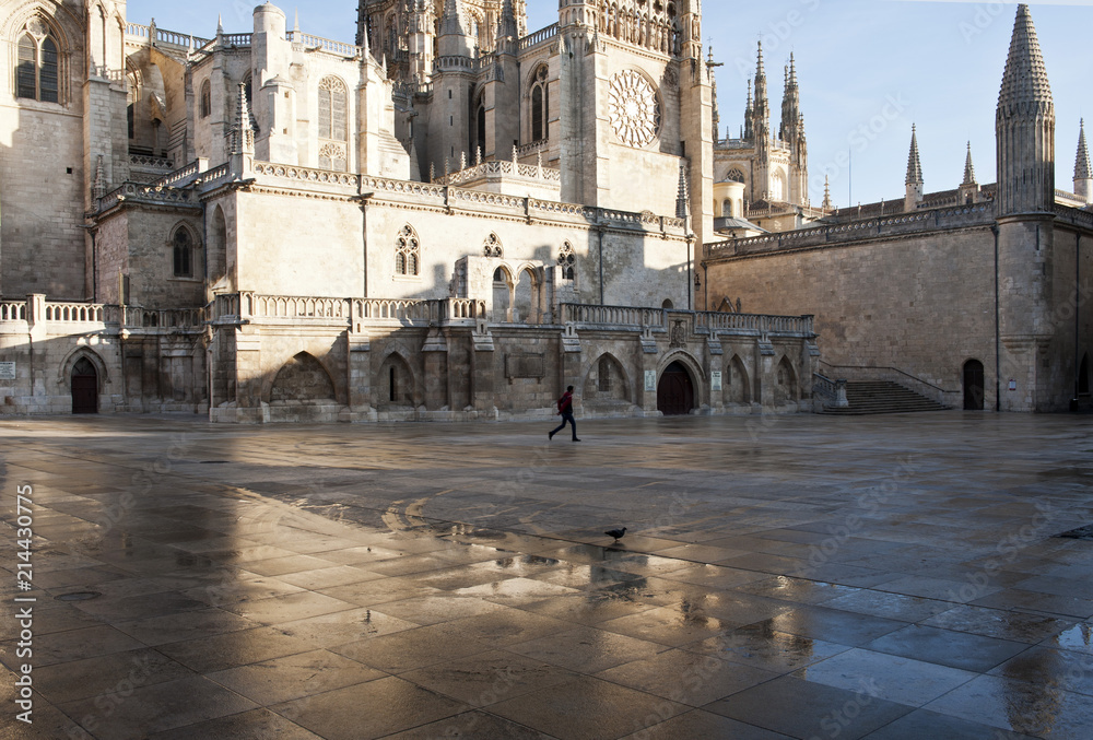 Regennasses Pflaster vor der Kathedrale Santa Maria, Seitenansicht, Burgos, Kastilien, Station auf dem Jakobsweg, Camino de Santiago