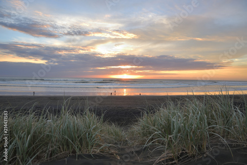 Abendrot mit Sonnenuntergang am Muriwai Beach in Neuseeland