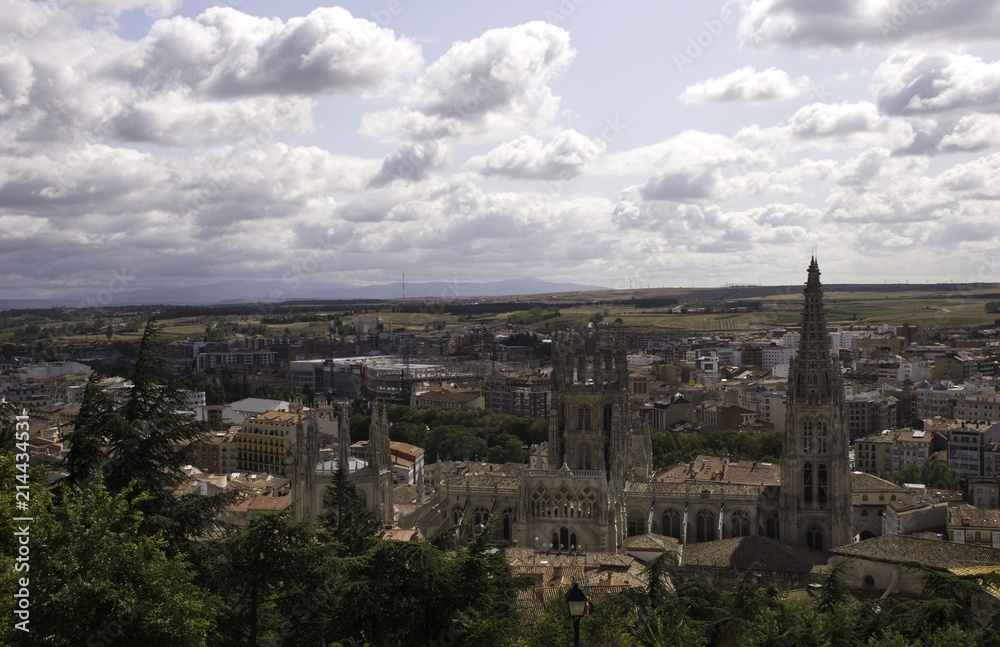 Blick vom Parque del Castillo auf die gotische Kathedrale in Burgos, Kastilien, Spanien,