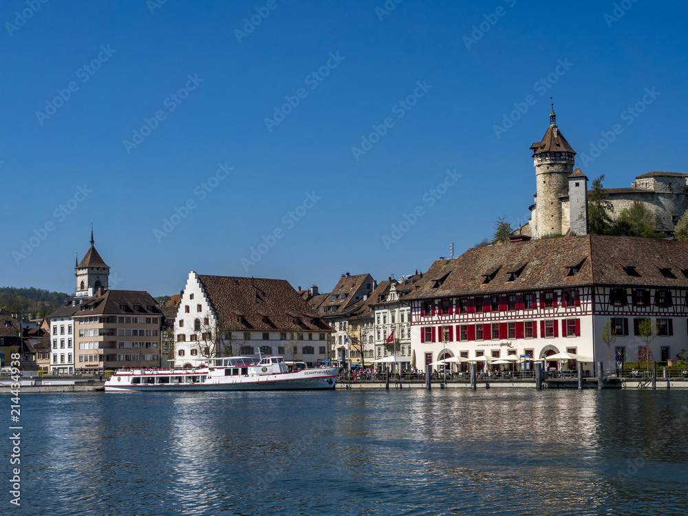 Obraz premium View above the Rhine river on the promenade with the restaurant Güterhof and the fortress Munot, Old Town, Schaffhausen, Canton Schaffhausen, Switzerland, Europe