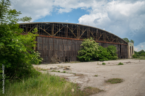Obraz na płótnie Verlassener Flughafen Hangar