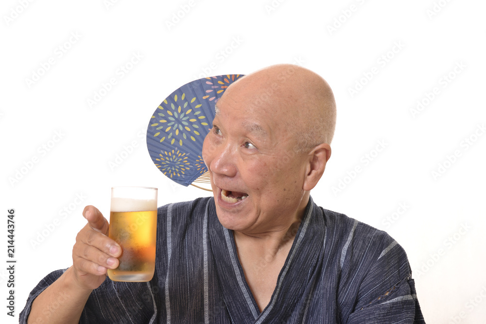 ビールを旨そうに飲むシニア ビールを旨そうに飲むシニア