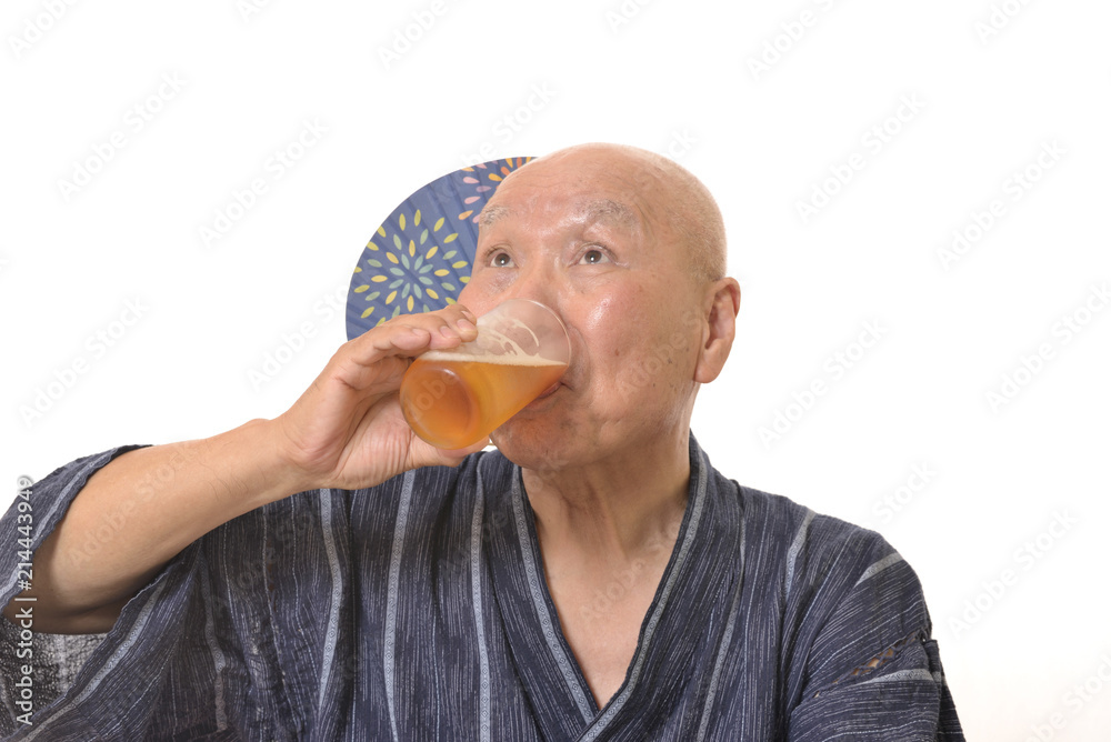 ビールを旨そうに飲むシニア