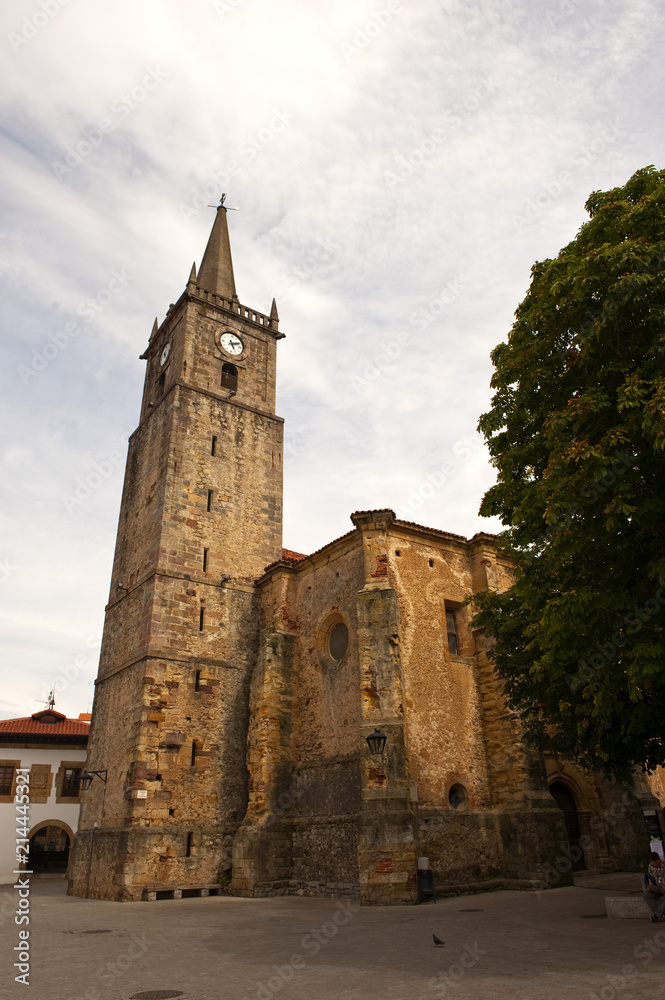 Pfarrkirche (Iglesia Parroqial) San Crist—bal) im Ort Comillas, Cantabria; Kantabrien; NordkŸste; GrŸne KŸste; Costa Verde; Spanien