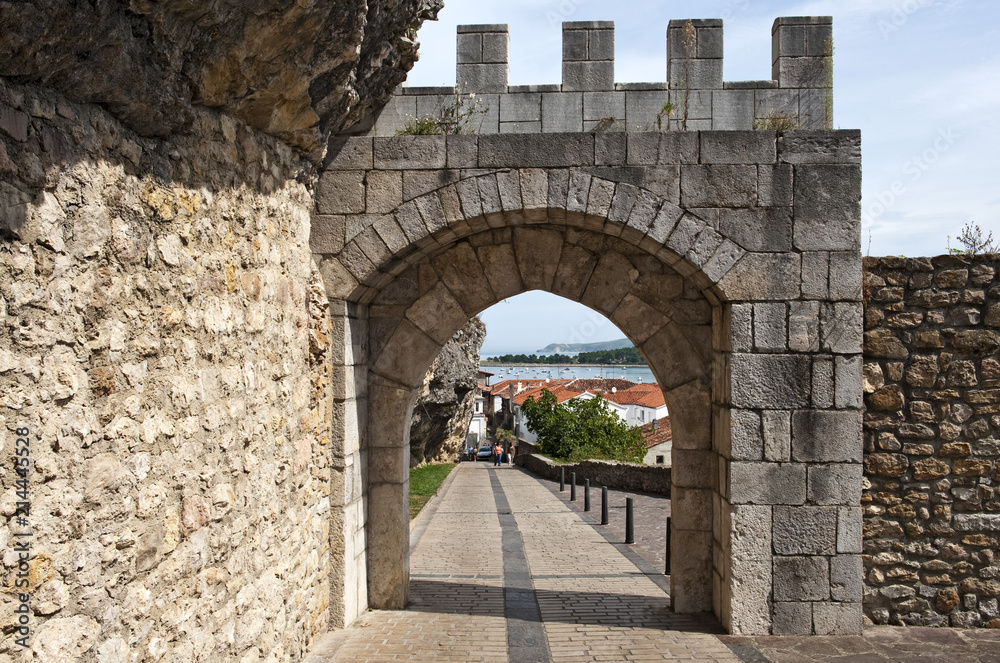 Alte Festungsanlage, Castillo, in San Vicente de la Barquera, Cantabria; Kantabrien; Nordküste; Grüne Küste; Costa Verde; Spanien; Atlantik; atlantischer Ozean; Meer