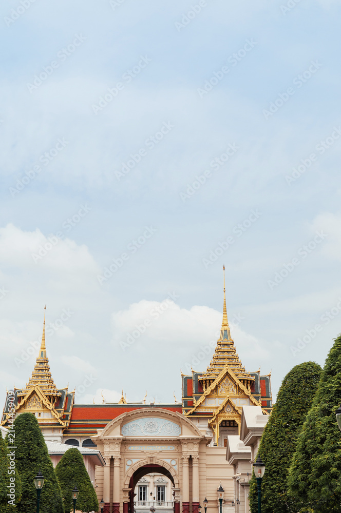 Fototapeta premium Golden artisan facade and roof of Bangkok Grand Palace 