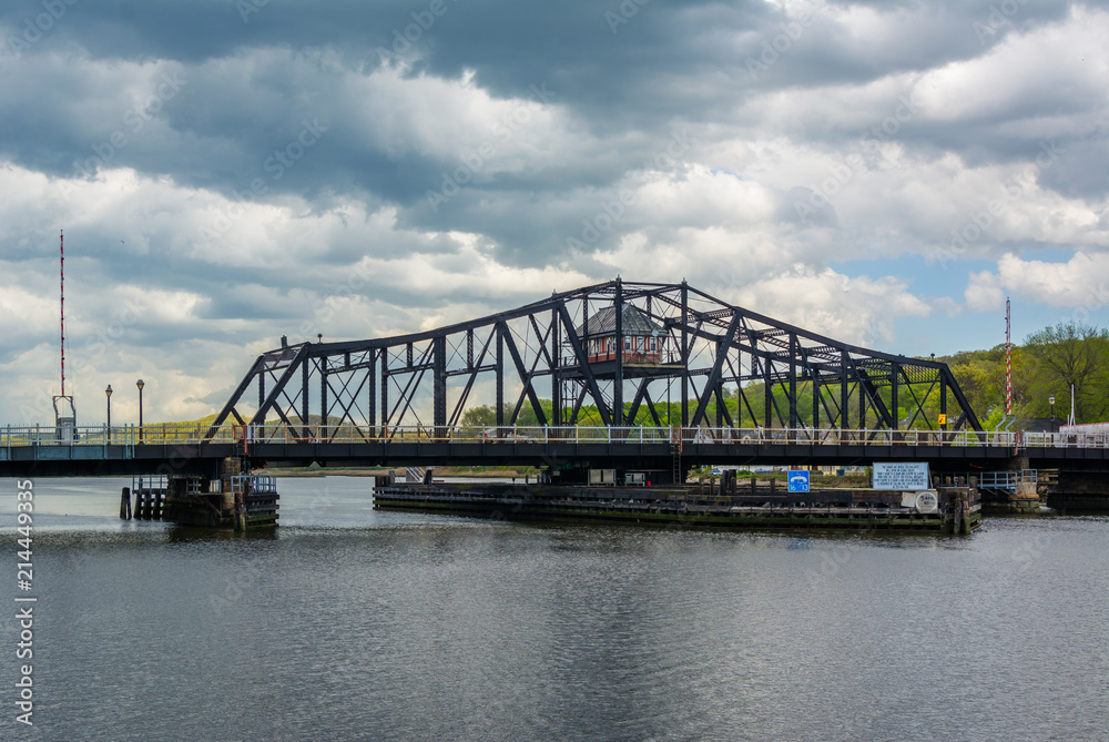 Fototapeta premium The Grand Avenue Bridge over the Quinnipiac River in New Haven, Connecticut