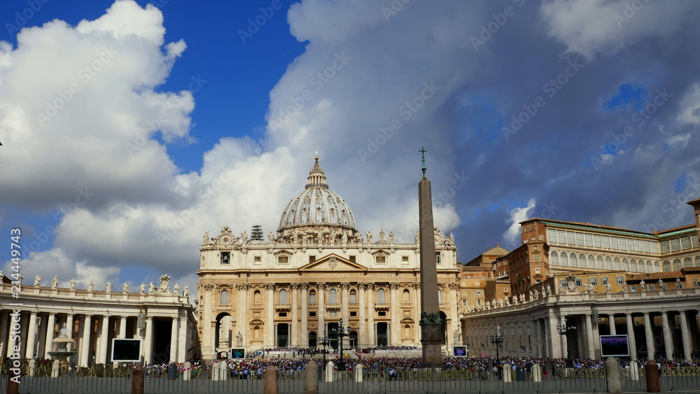 breite Frontansicht des Petersdoms in Rom zur  Papstaudienz bei herrlichen Wolkenhimmel