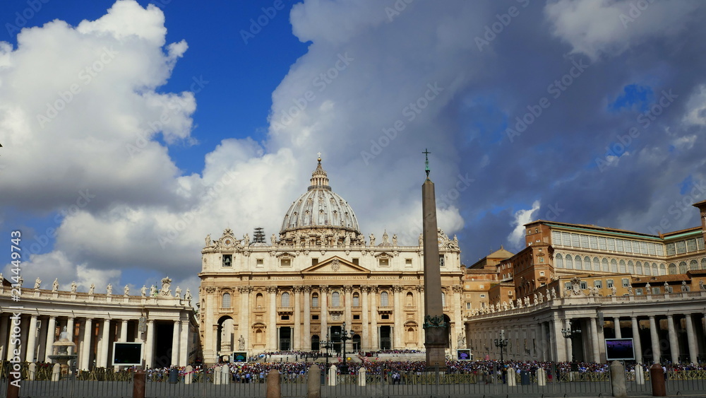 Fototapeta premium breite Frontansicht des Petersdoms in Rom zur Papstaudienz bei herrlichen Wolkenhimmel