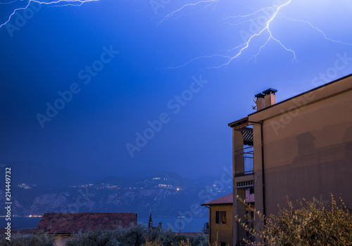 Blitzeinschlag über Häuserdach, Unwetter in Italien photo