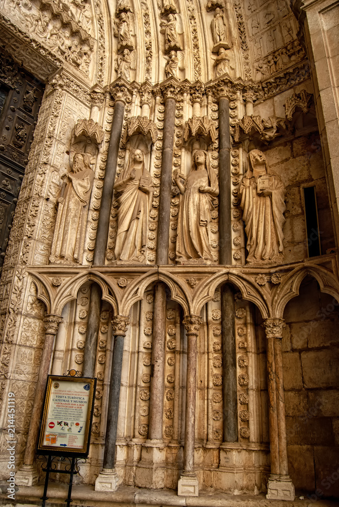 figuras reyes y santos puerta del reloj, catedral de toledo
