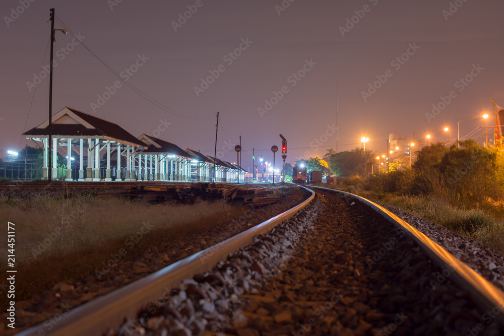 Obraz premium 夜・鉄道・電車・レール・線路