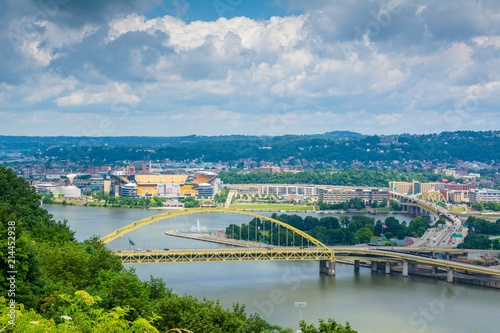 Fototapeta Naklejka Na Ścianę i Meble -  View of the Monongahela River from Mount Washington, Pittsburgh, Pennsylvania.
