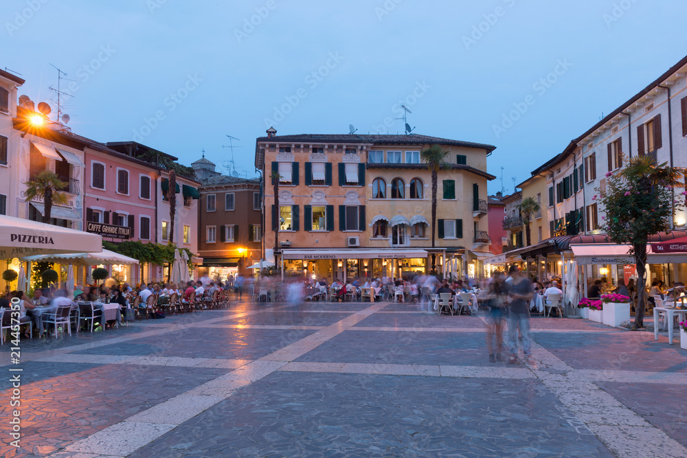 Sirmione am Gardasee, piazza giosue carducci mit Scaliger Festung und Altstadt, Italien