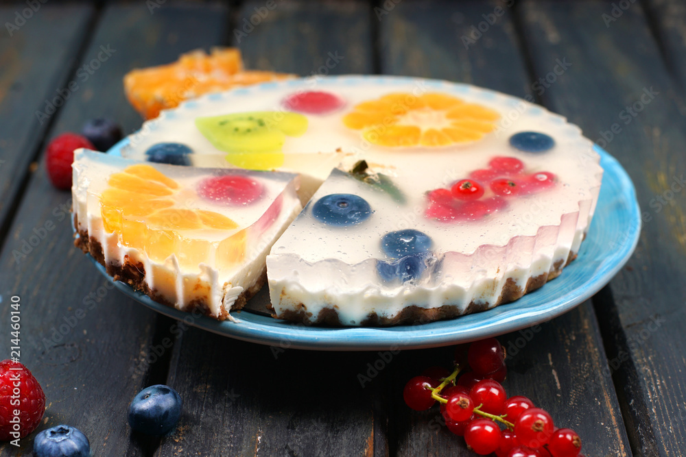 Kuchen mit frischen Früchten Stock-Foto | Adobe Stock