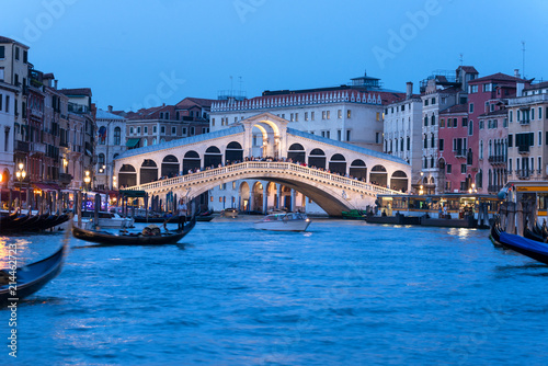 Rialto Brücke mit Canal Grande, Venedig, Italien © travelguide