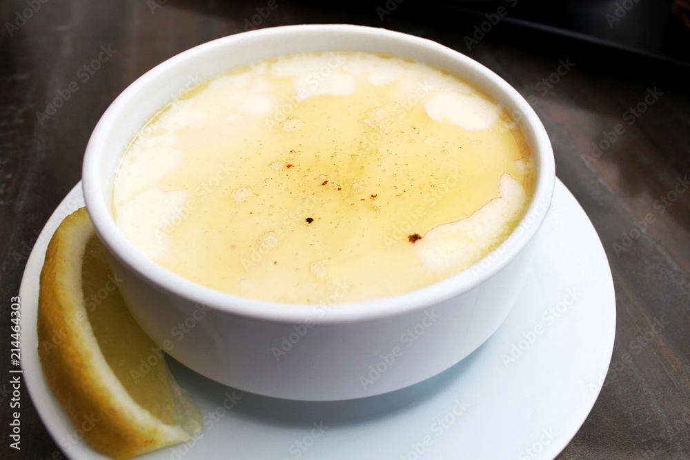 Kuttelsuppe mit Zitrone nach türkischem Rezept (Nahaufnahme)