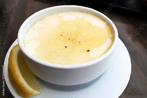 Kuttelsuppe mit Zitrone nach türkischem Rezept (Nahaufnahme) photo