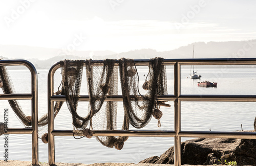 Zum Trocknen aufgehängtes Fischernetz in Combarro, Provinz Pontevedra, Rias Bajas, Galicia, Gaicien, Spanien photo