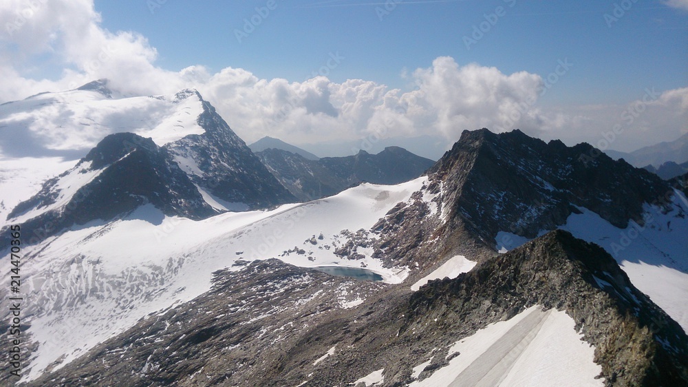 Berglandschaft mit Gletscher und Bergsee