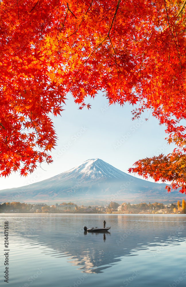 Obraz premium Kolorowa jesień i góra Fuji z poranną mgłą i czerwonymi liśćmi nad jeziorem Kawaguchiko to jedno z najlepszych miejsc w Japonii