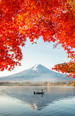 Fotobehang Japan Herfst bij meer Kawaguchiko en Fuji  © dewspliff