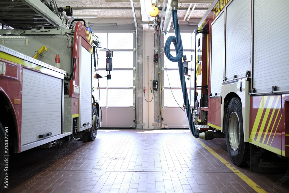 Naklejka premium Feuerwehrauto parken nebeneinander